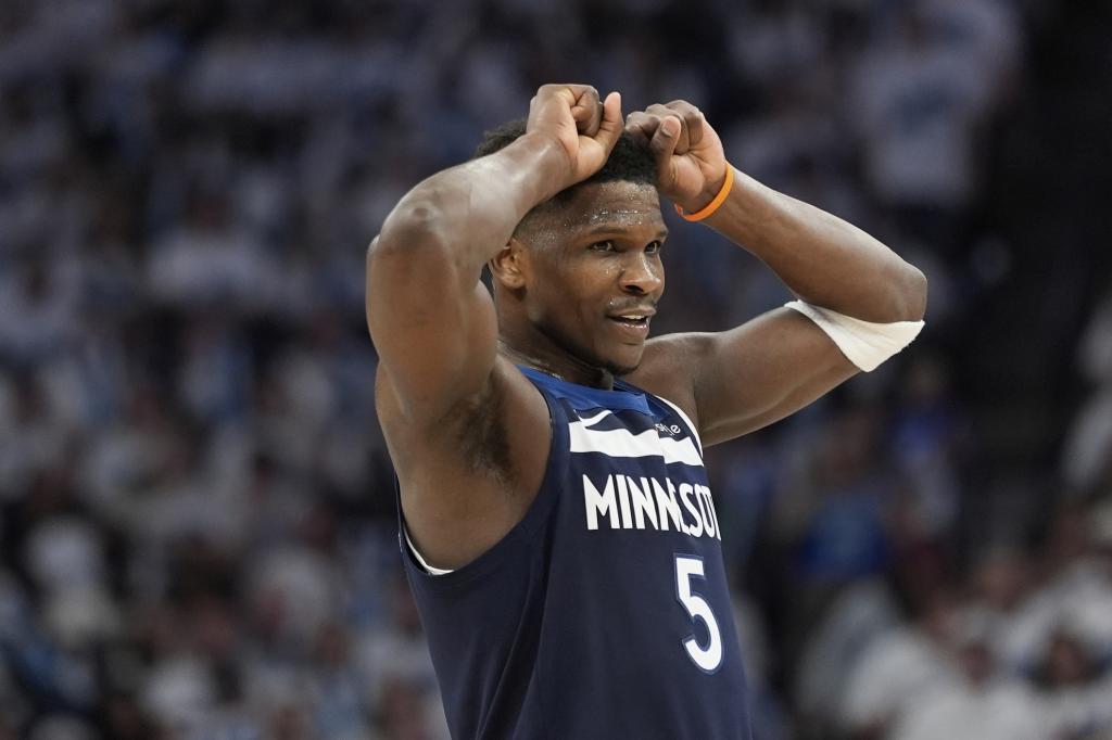 Anthony Edwards, frustrado durante el cuarto partido ante los Thunder.