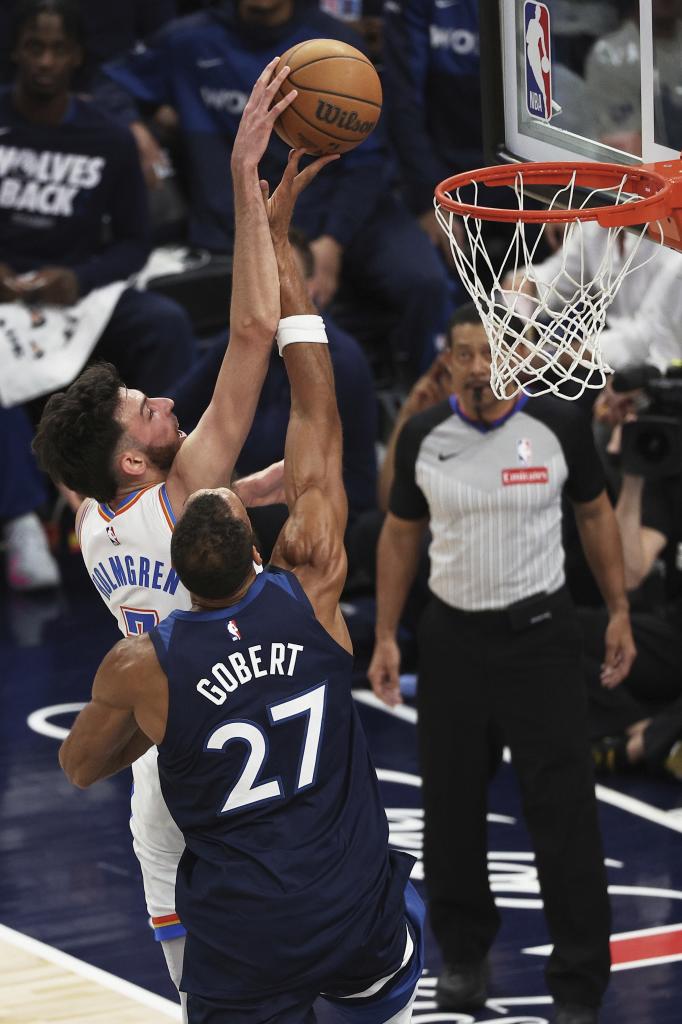 Chet Holmgren busca el aro intentando evitar el tapón de Rudy Gobert.