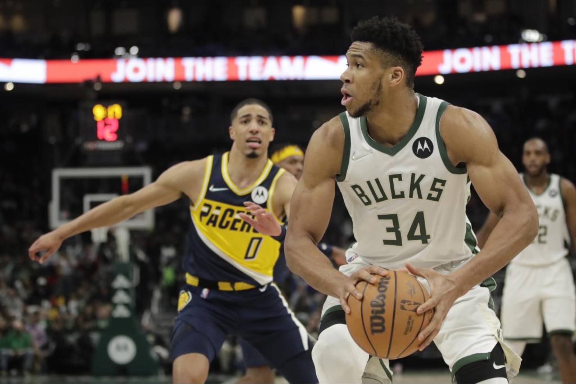 Giannis Antetokounmpo Ante Tyrese Haliburton en The bucks-pacers.
