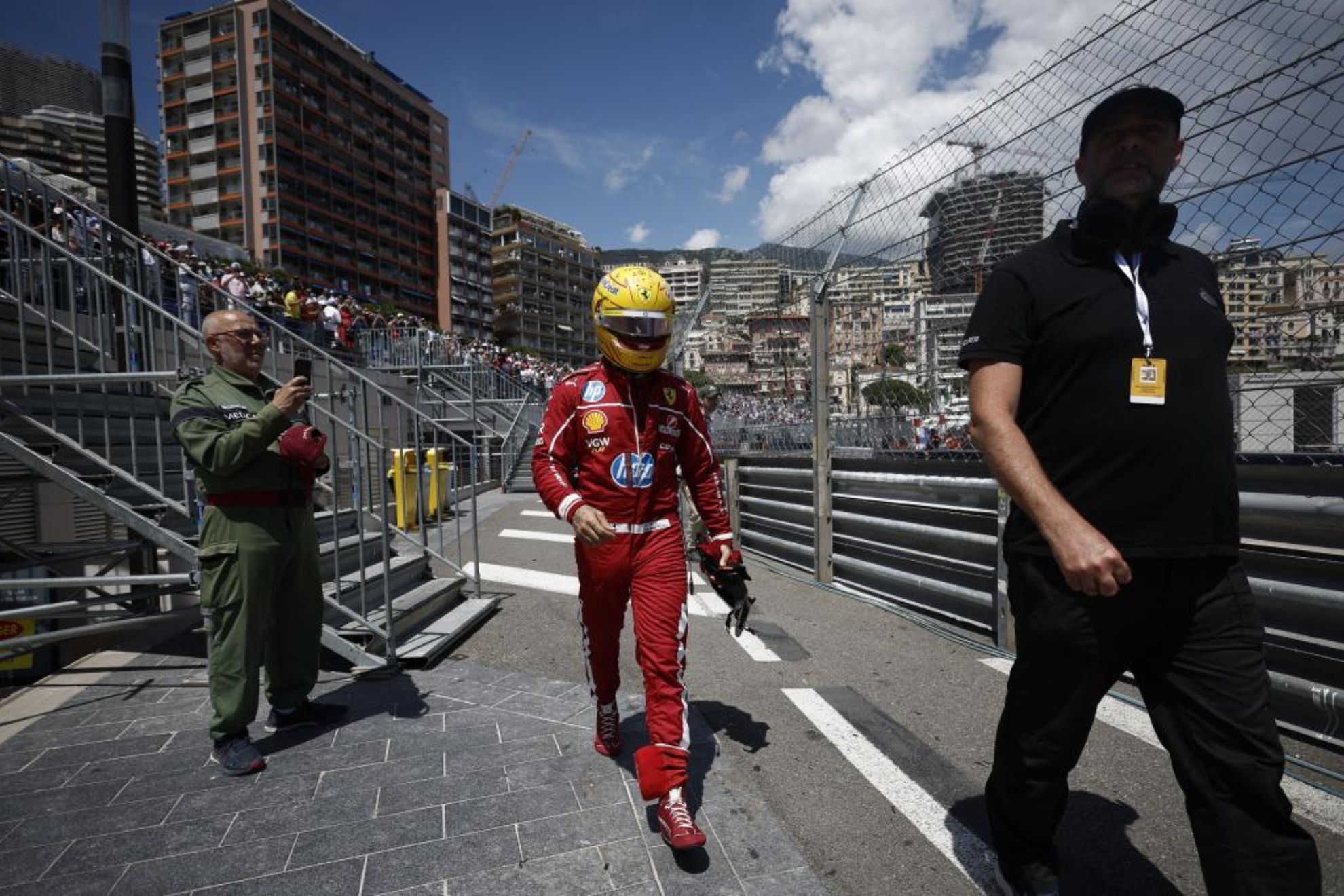Hamilton vuelve al box tras estrellar el Ferrari en la FP3.