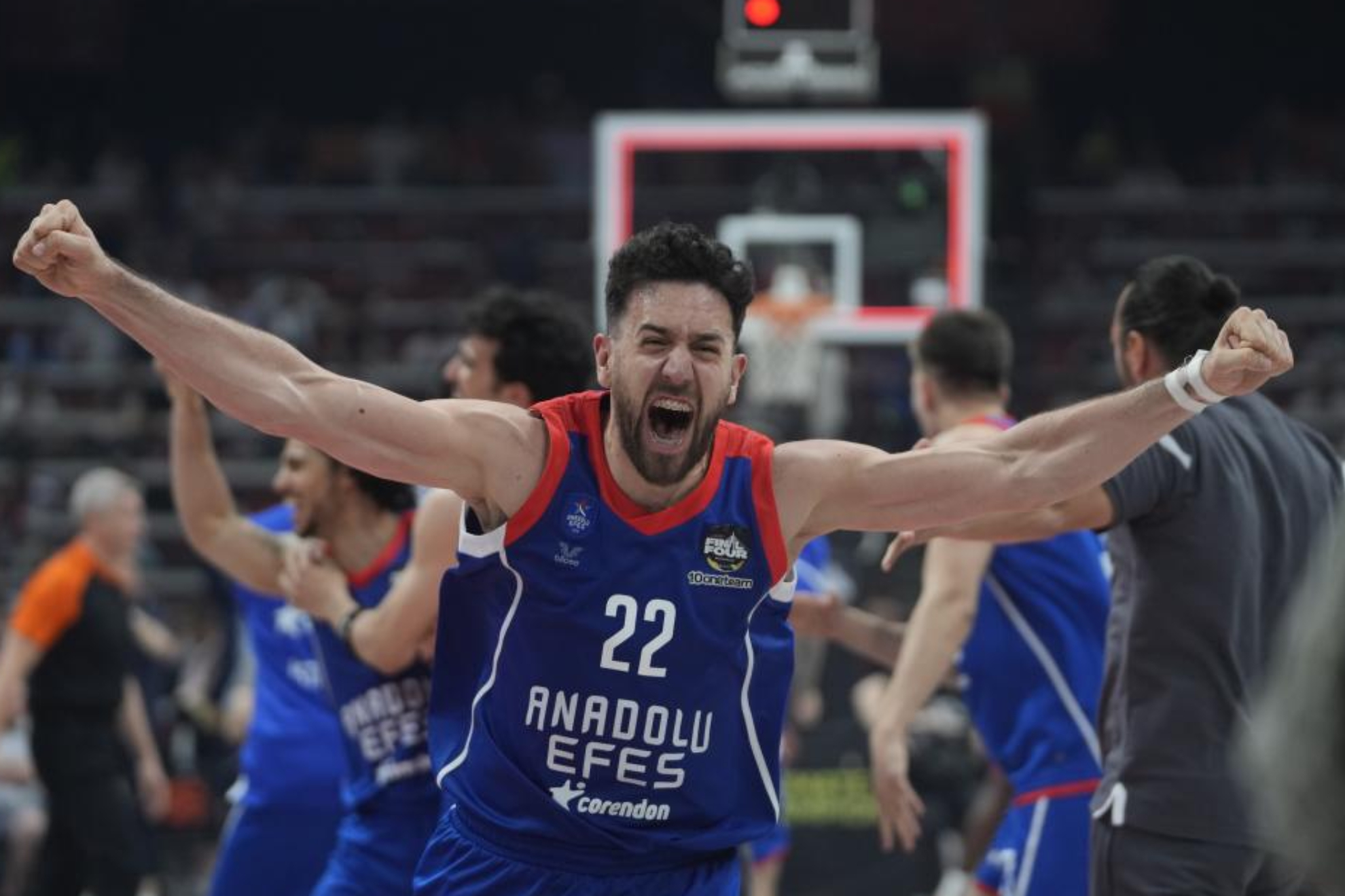 Vasilije Micic celebrates the triumph in the Euroleague of 2022.