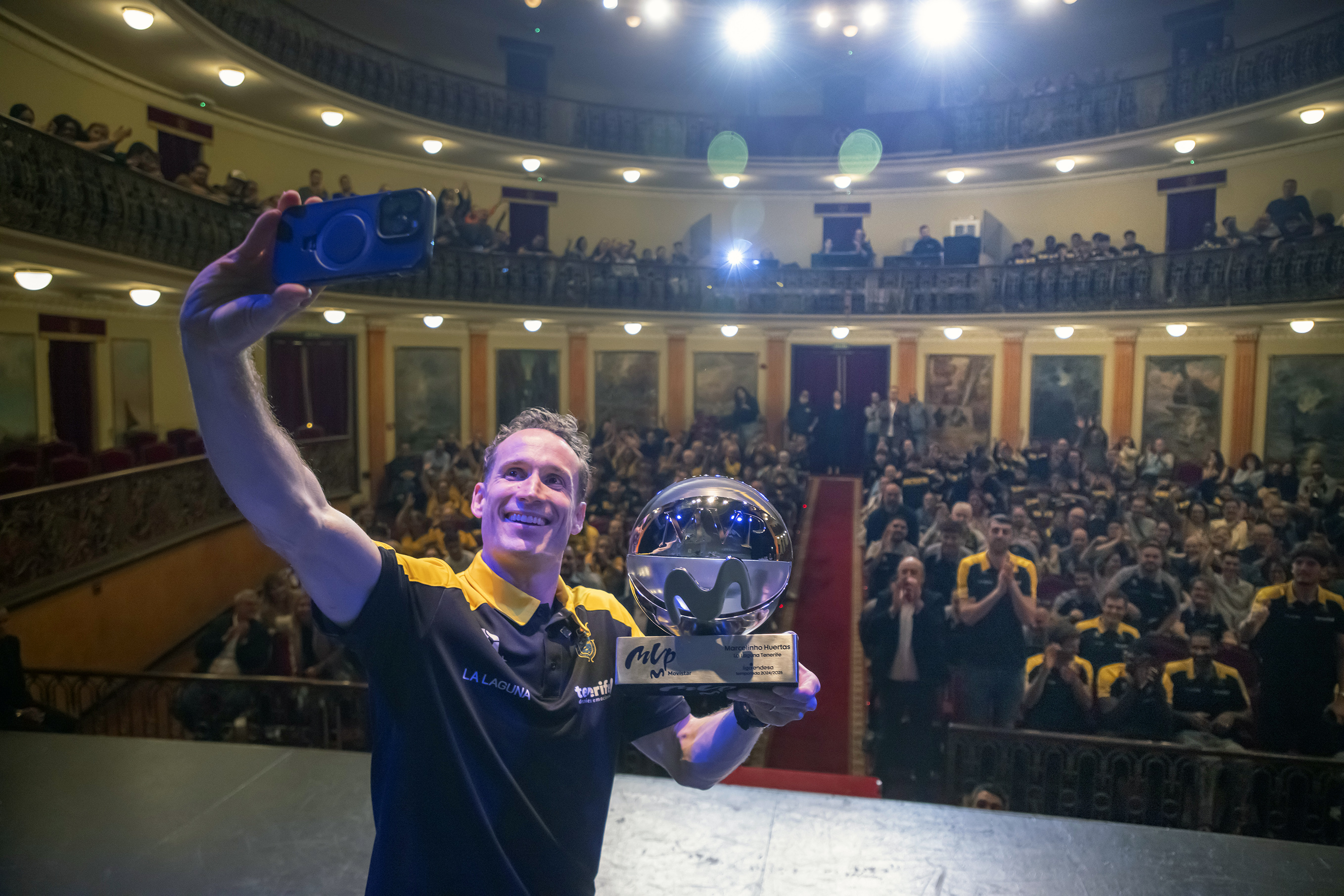Huertas est fait un selfie avec le théâtre pour déborder.