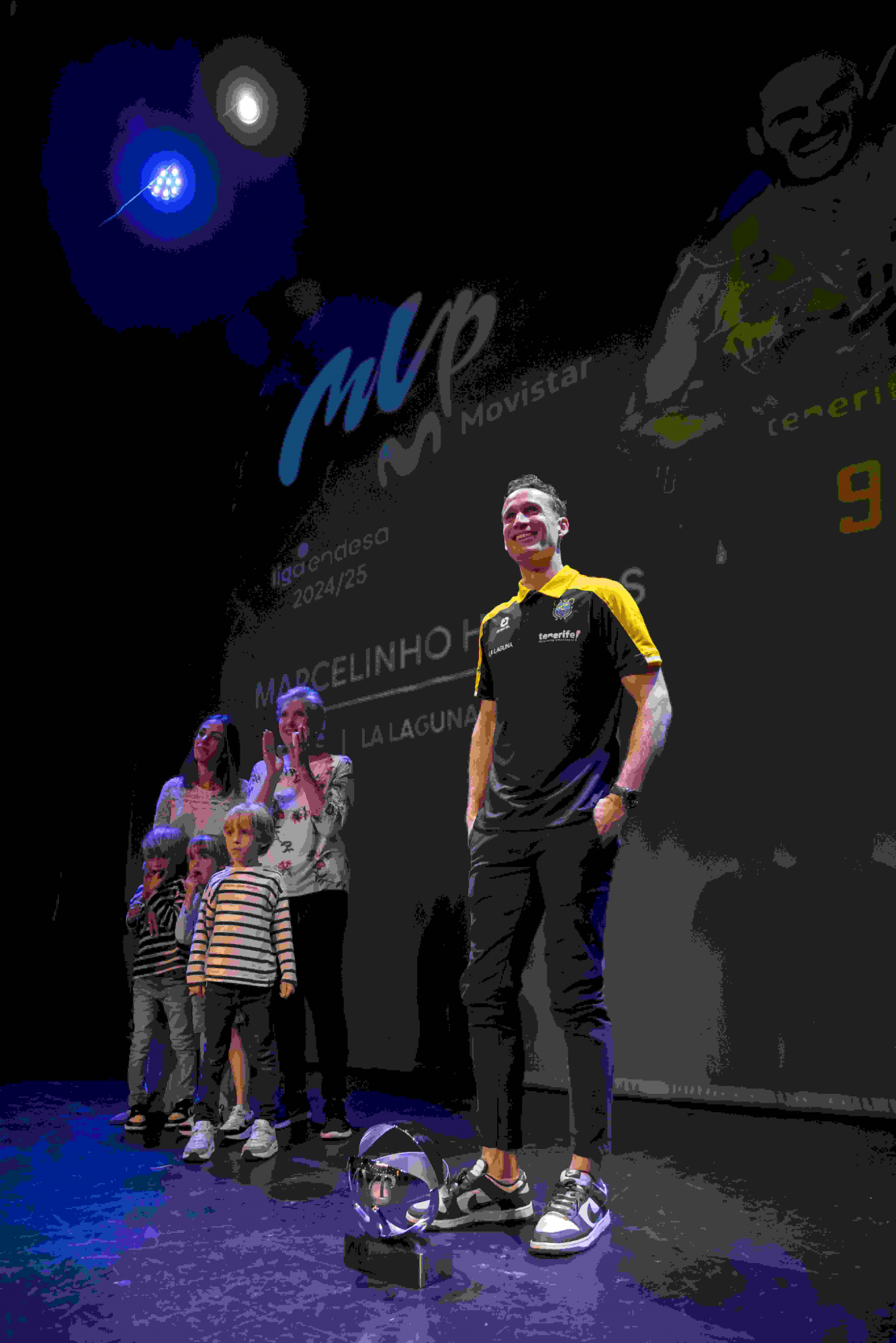 Vergers avec le trophée MVP et sa famille à côté de lui.