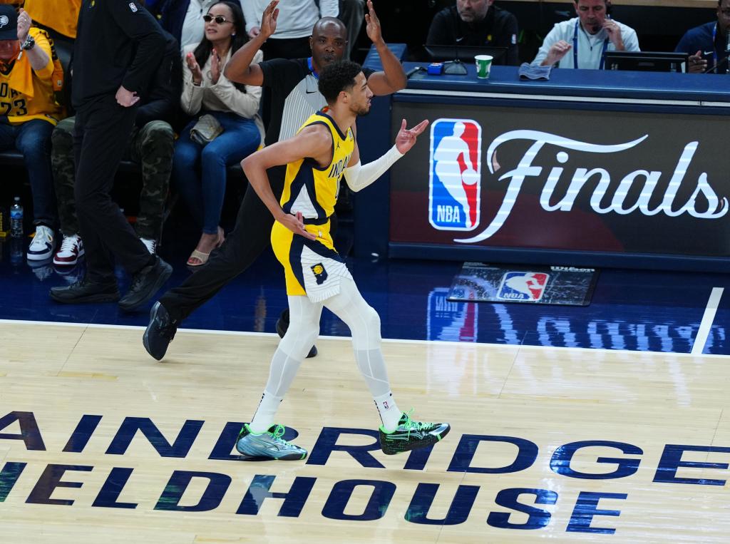Tyrese Haliburton, eufórico tras anotar un triple ate los Knicks.