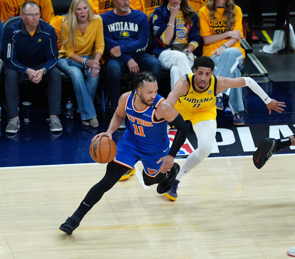 Jalen Brunson, estrella de los Knicks, perseguido por Tyrese Haliburton.