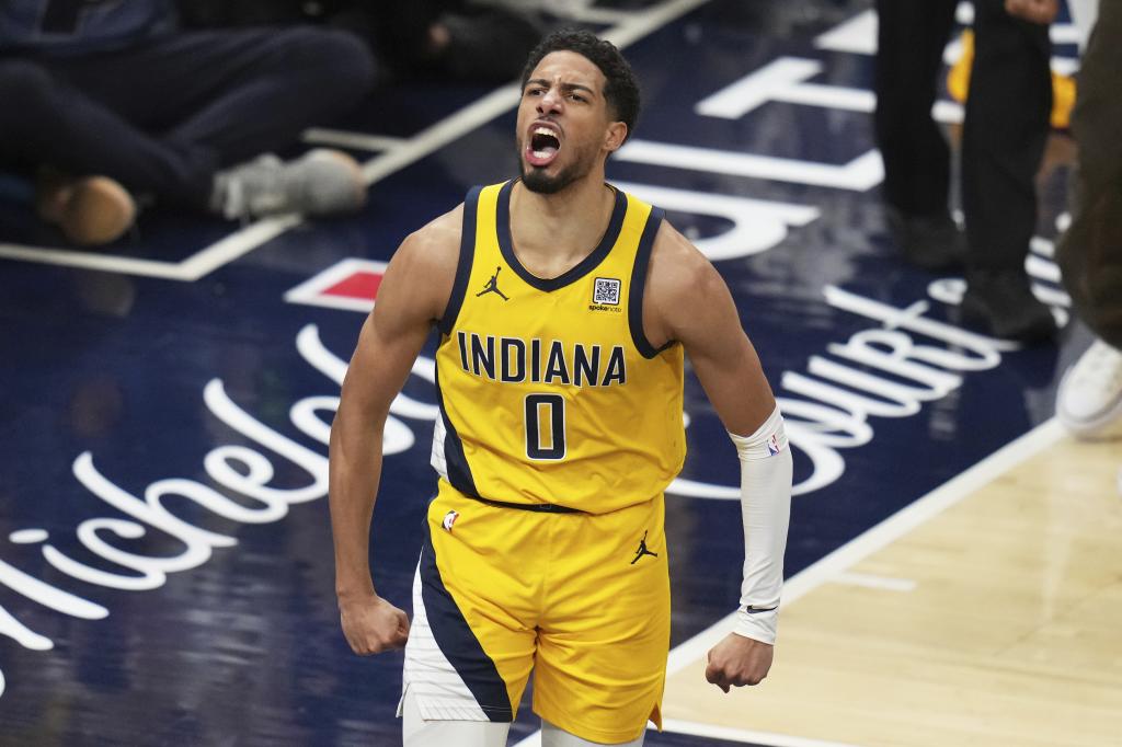 Tyrese Haliburton célèbre un panier euphorique aux Knicks.
