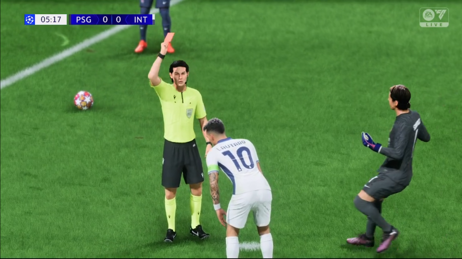 El árbitro le enseña la cartulina roja a Lautaro Martínez en la final de la Champions League en EA Sports FC 25