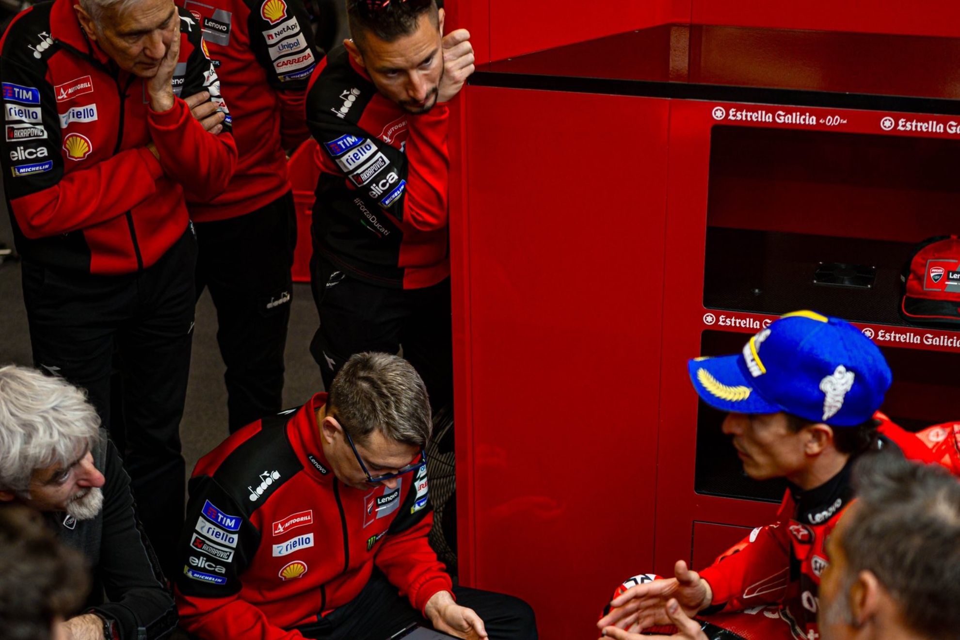 Marc Márquez, hablando con los técnicos.