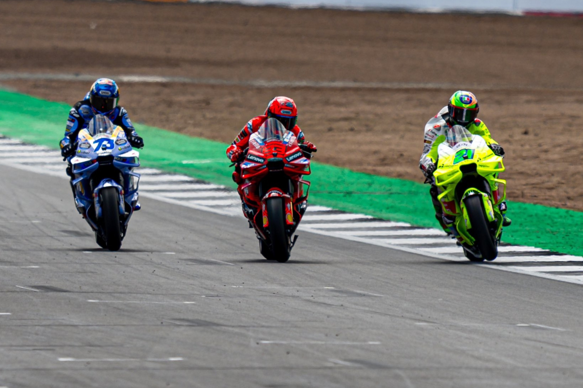 Álex Márquez, Marc y Morbidelli, en Silverstone.