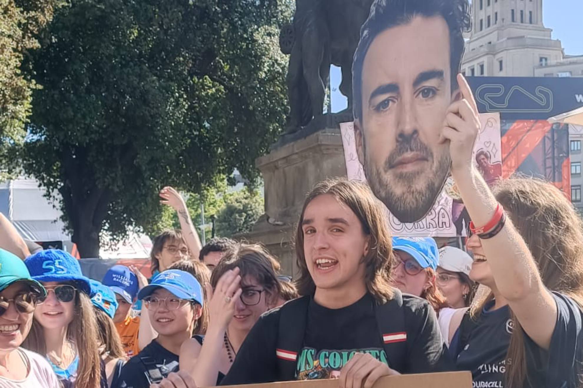 Jóvenes aficionados, coreando a Fernando Alonso en Plaza de Catalunya este miércoles.