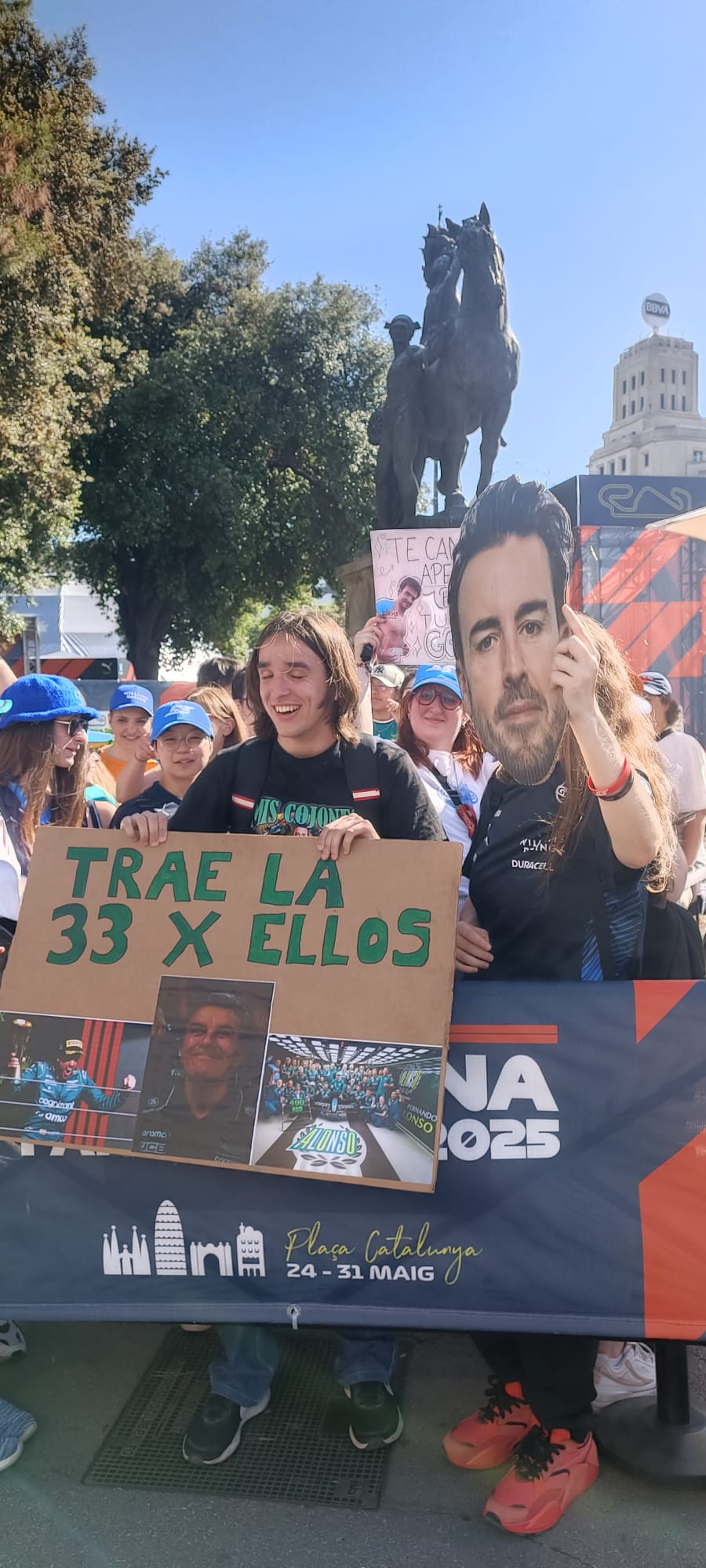 Jóvenes aficionados, coreando a Alonso en el centro de Barcelona.