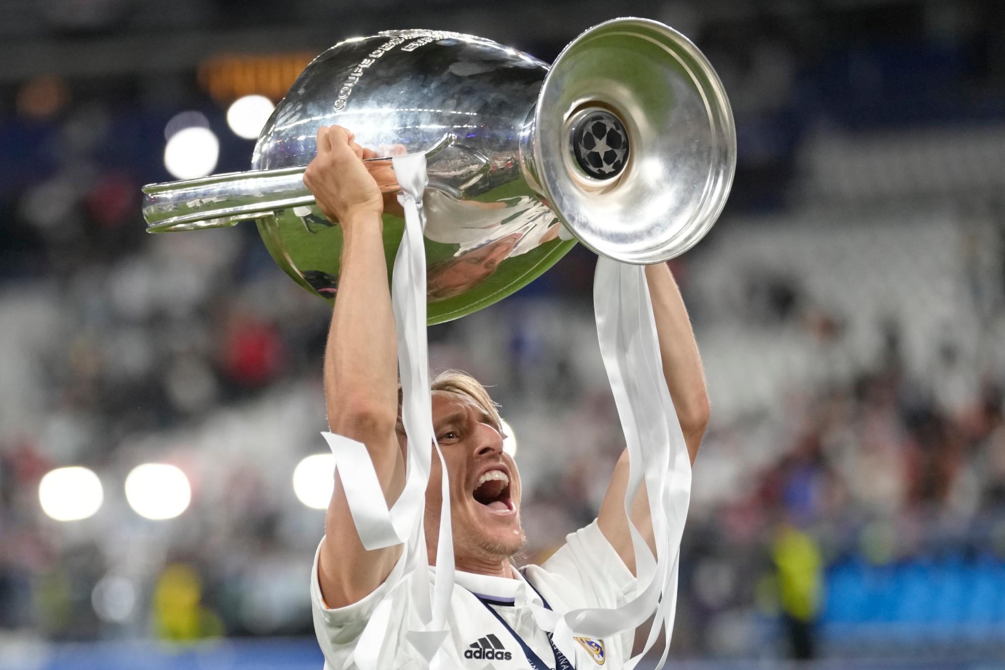 Modric con el trofeo de la Champions en 2002, tras la final ganada al Liverpool