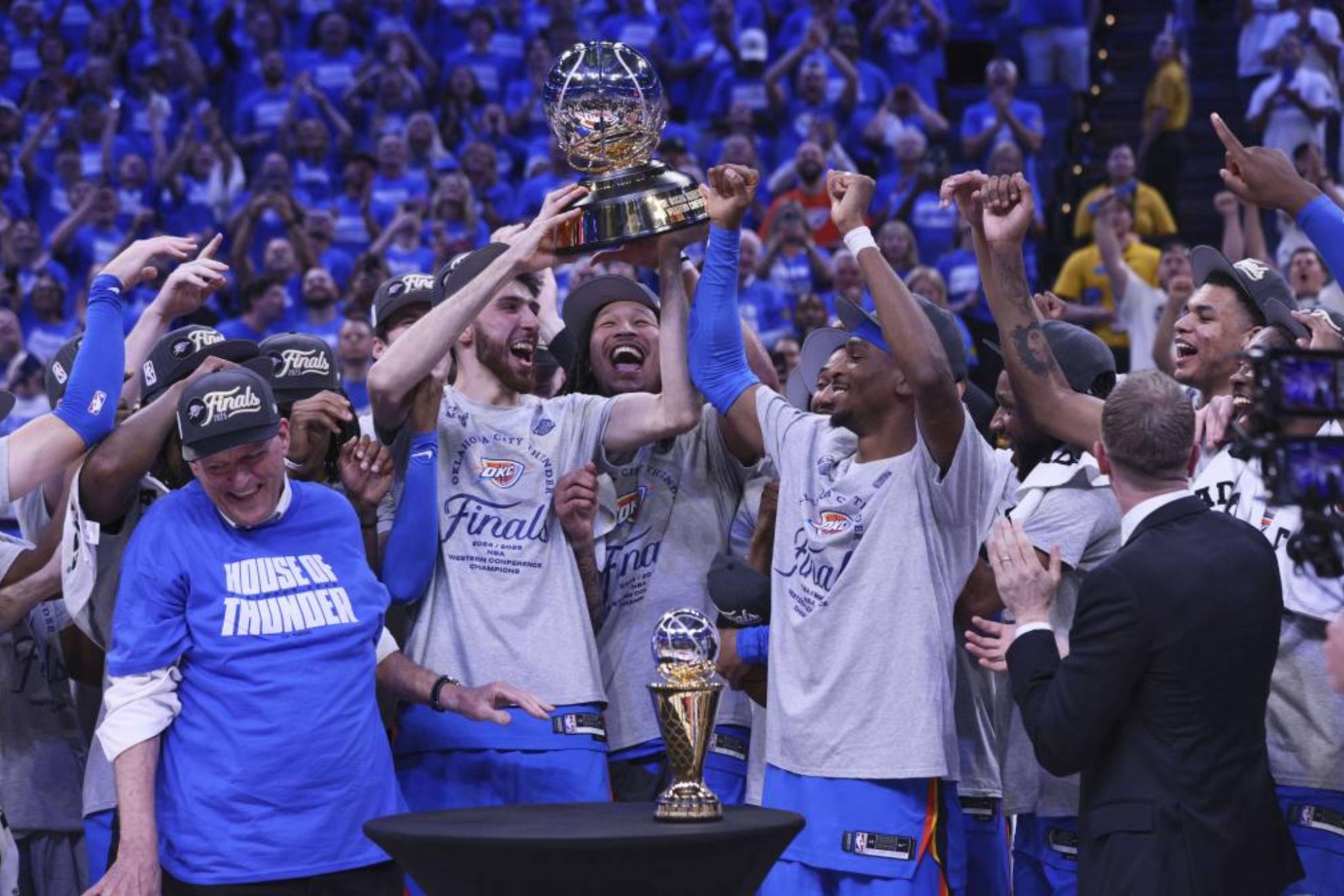 Los jugadores de los Thunder celebran su clasificación para la final de la NBA.