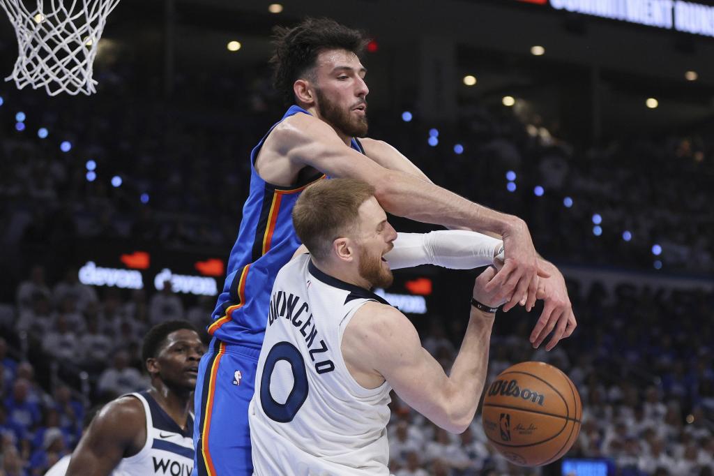 Chet Holmgren defiende a Donte DiVincenzo.