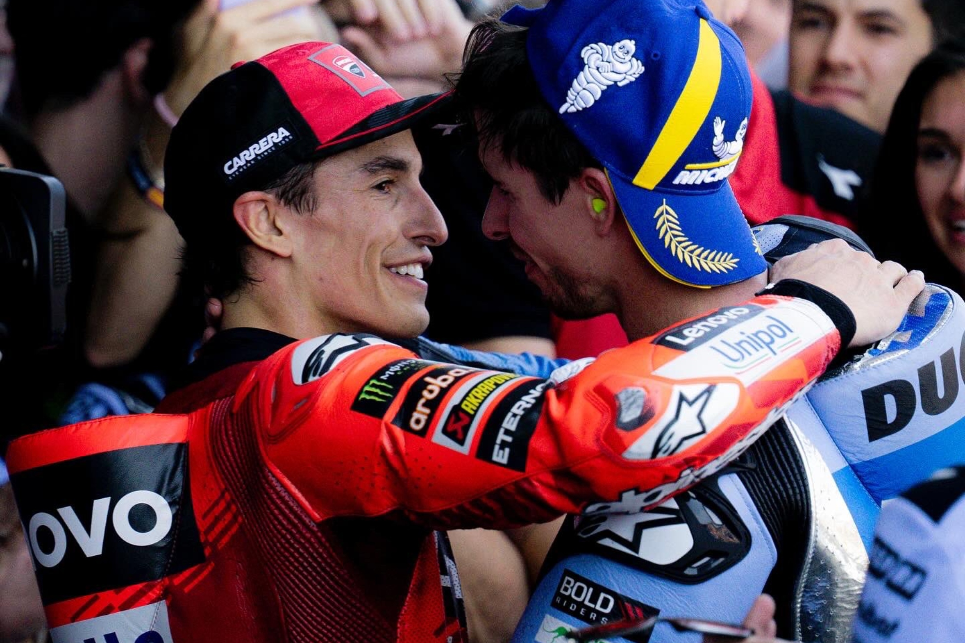 Marc Márquez felicita a Álex tras ganar en Jerez.