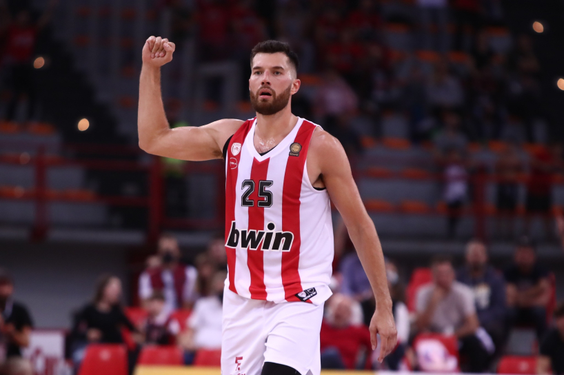 Alec Peters celebrates an Olympiacos basket.