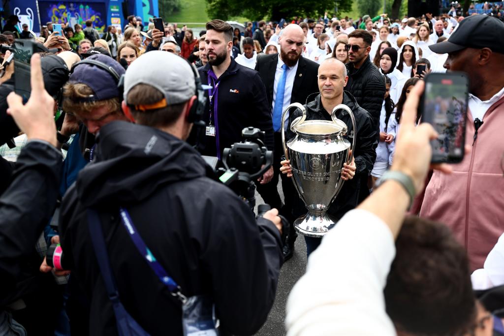 Andrés Iniesta en el Parque Olímpico de Múnich en la previa de la final de Champions. EFE/EPA/ANNA SZILAGYI