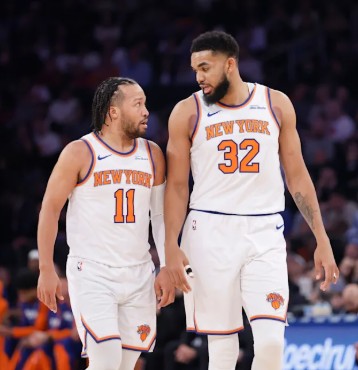 Brunson and Towns talk during a Knicks match.