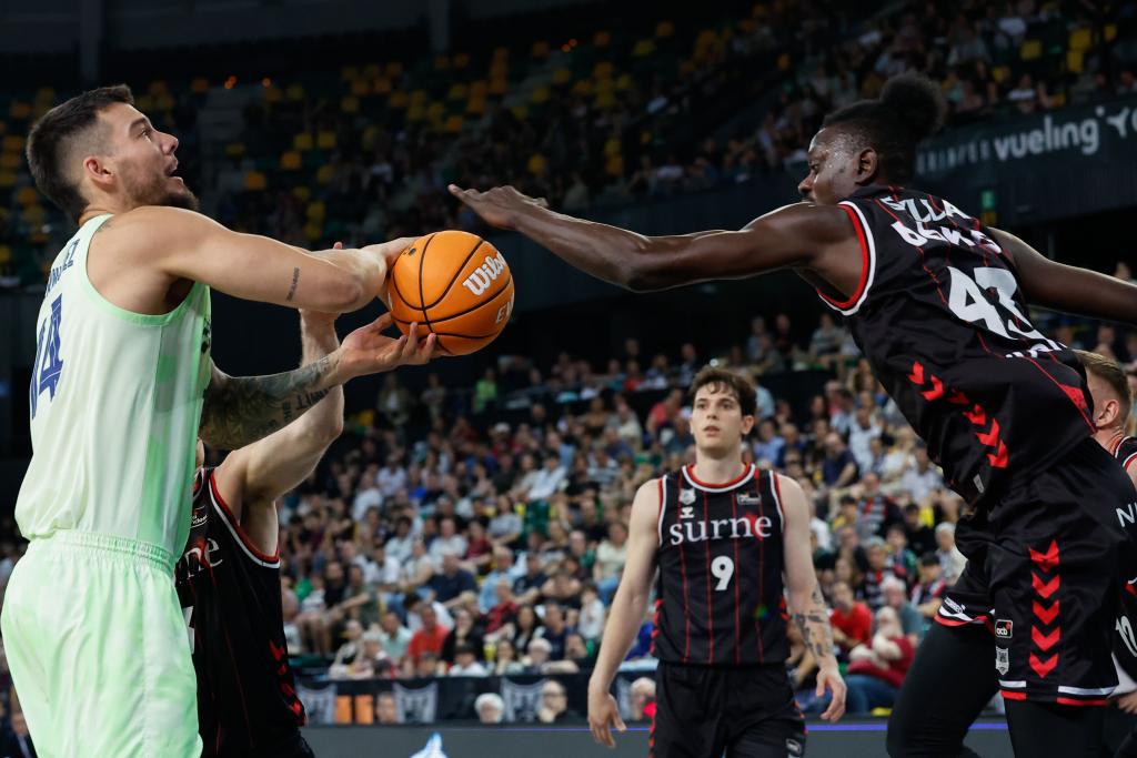 Willy Hernangómez is defended by Amar Sylla.