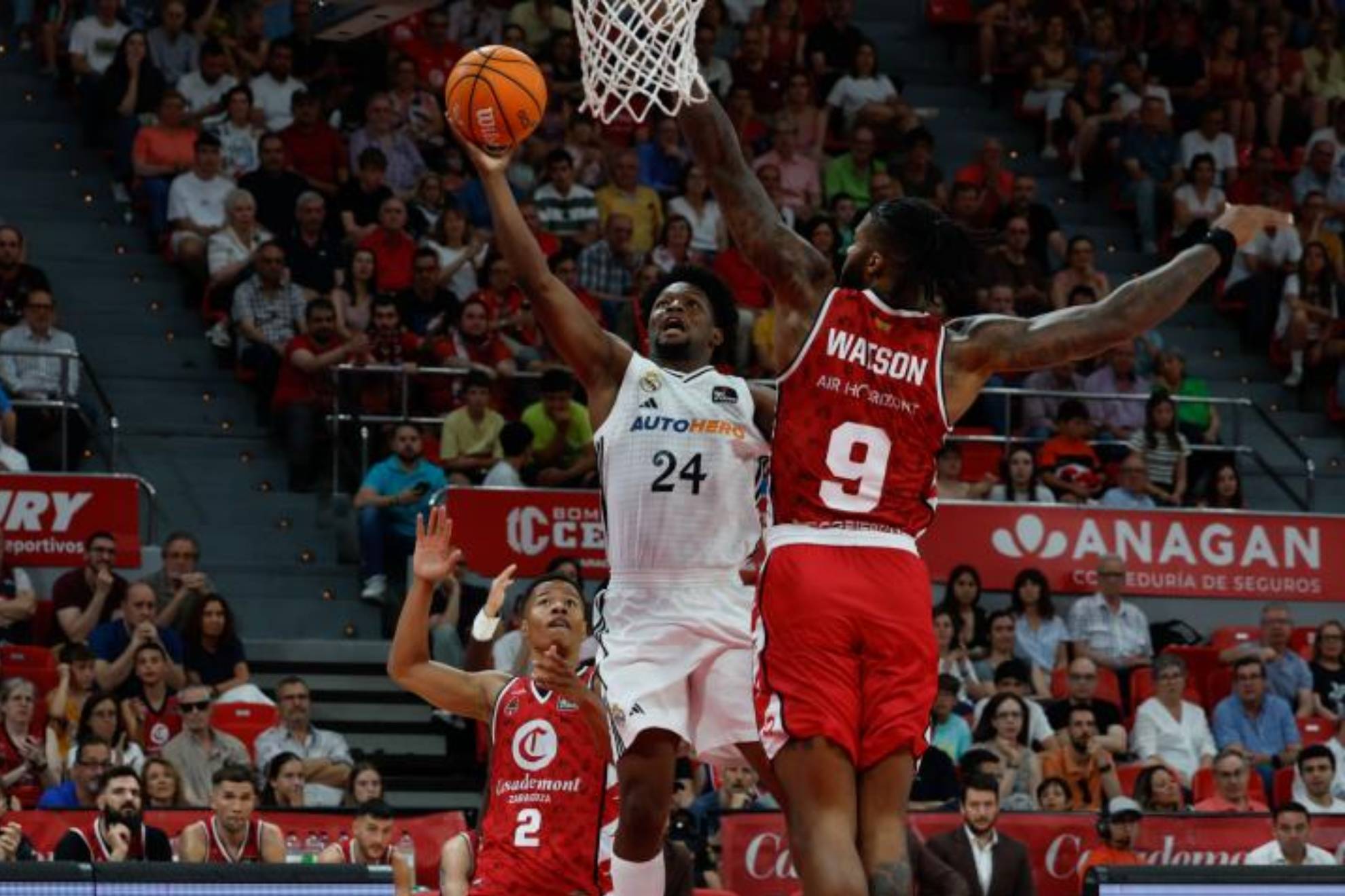 Andrés Happy makes an entrance to the basket before the defense of Nate Watson.