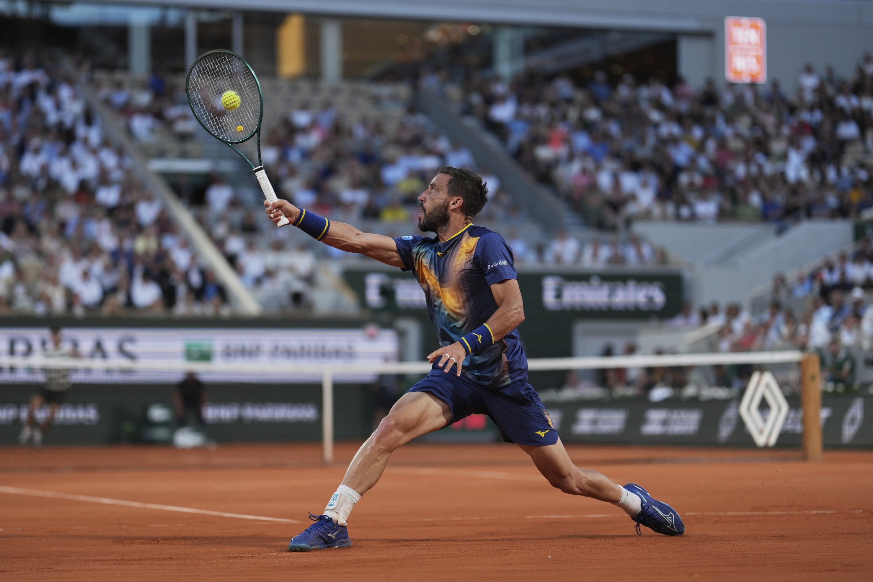 Dzumhur intenta devolver una pelota.