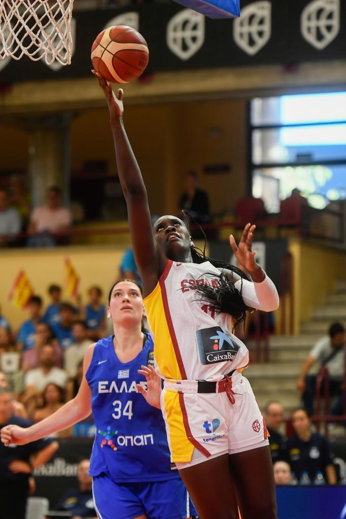 Awa Fam throws a basis in the friendly match against Greece.