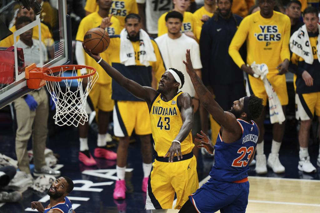 Pascal Siakam tries to score against Mitchell Robinson.