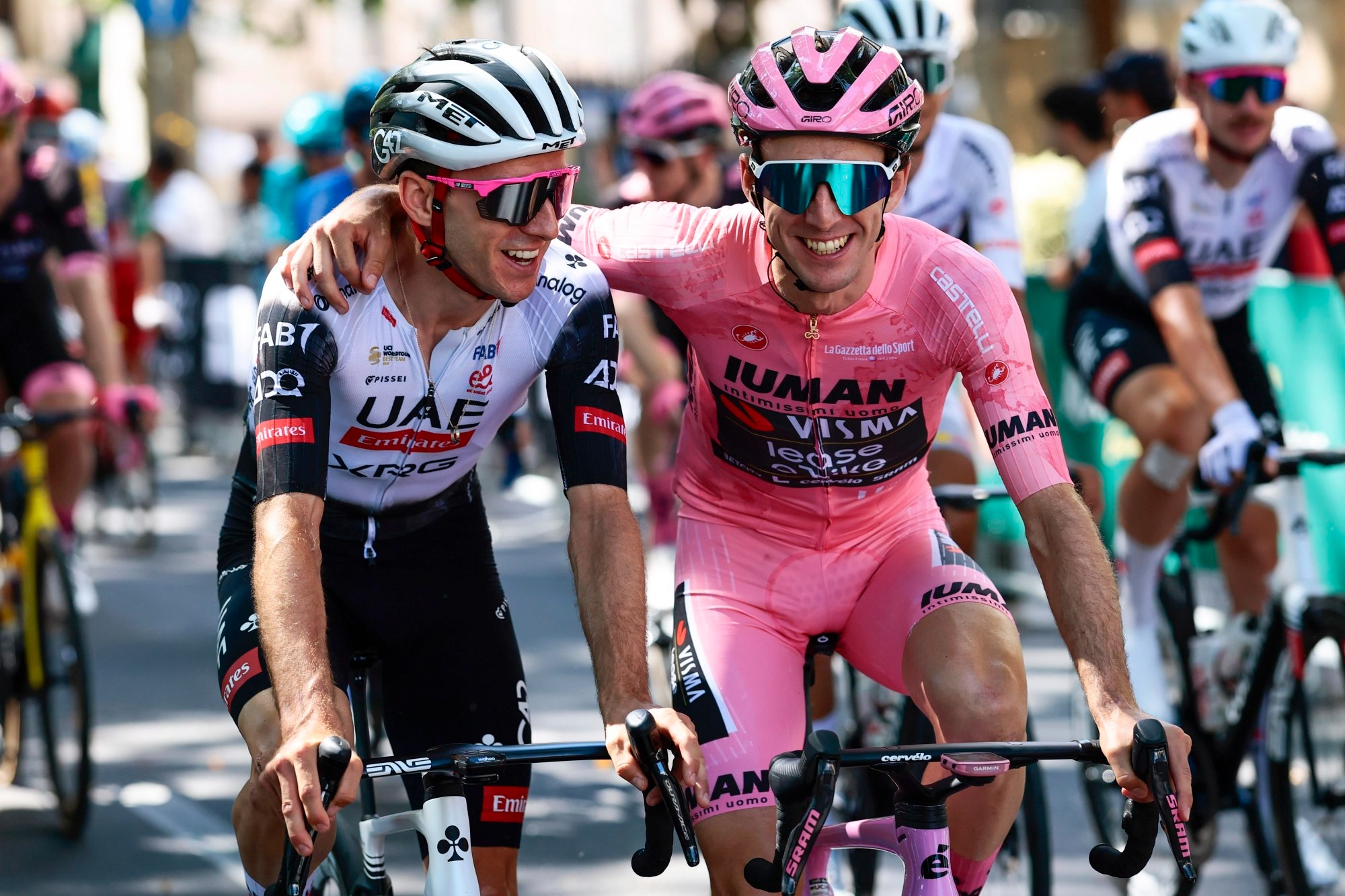 Adam y Simon Yates, durante la etapa final del Giro en Roma.