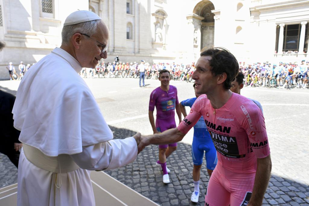 El papa León XIV saluda al líder del Giro Simon Yates en el Vaticano