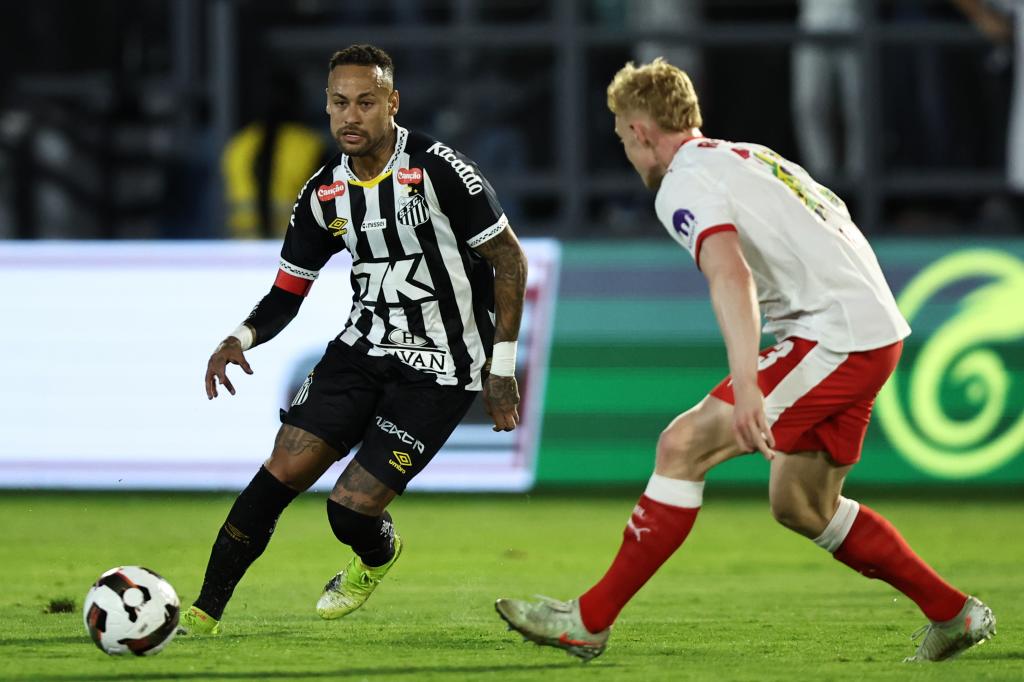 Neymar durante un partido con el Santos EFE/ Isaac Fontana