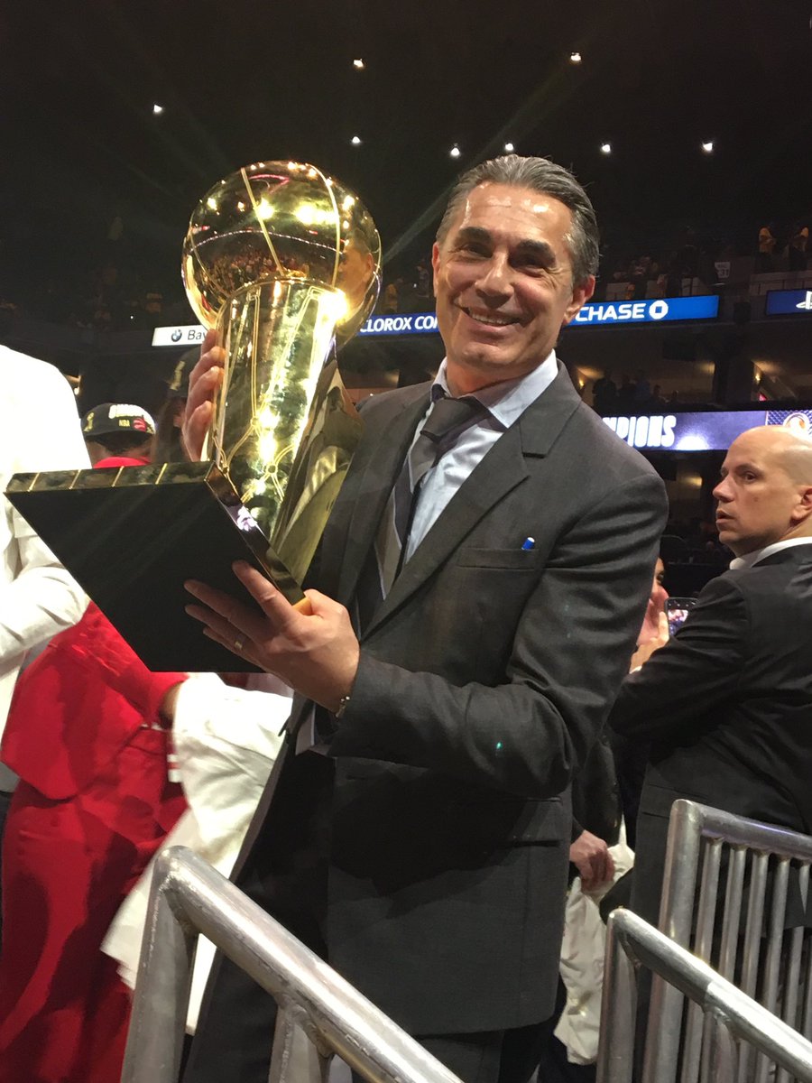 Sergio Scariolo, with the NBA champion trophy.
