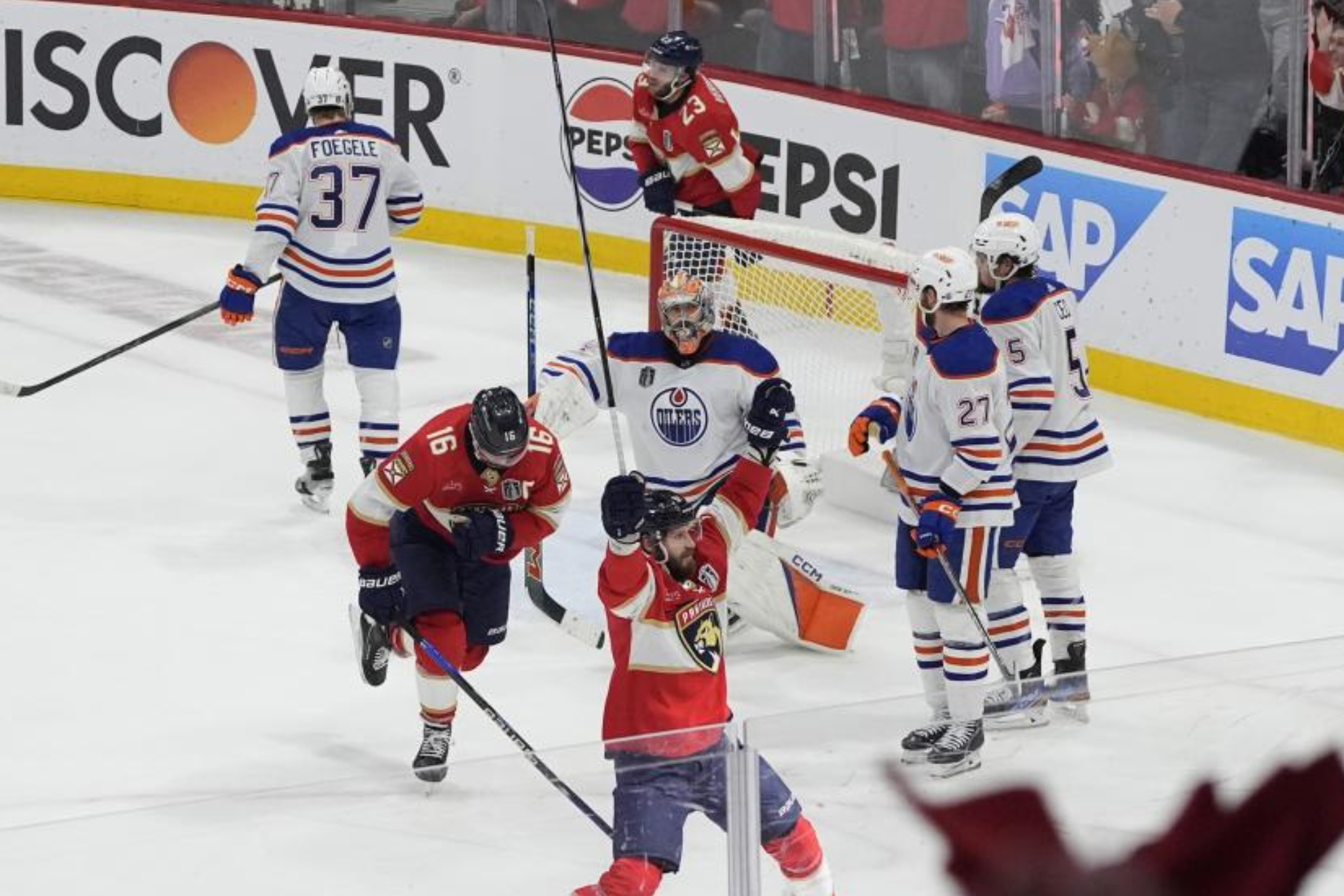 Los jugadores de Florida Panthers celebran un gol ante Edmonton Oilers en la final de 2024.