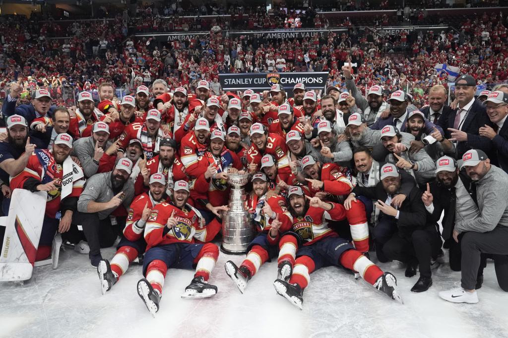 Los Florida Panthers posan con la Stanley Cup 2024.