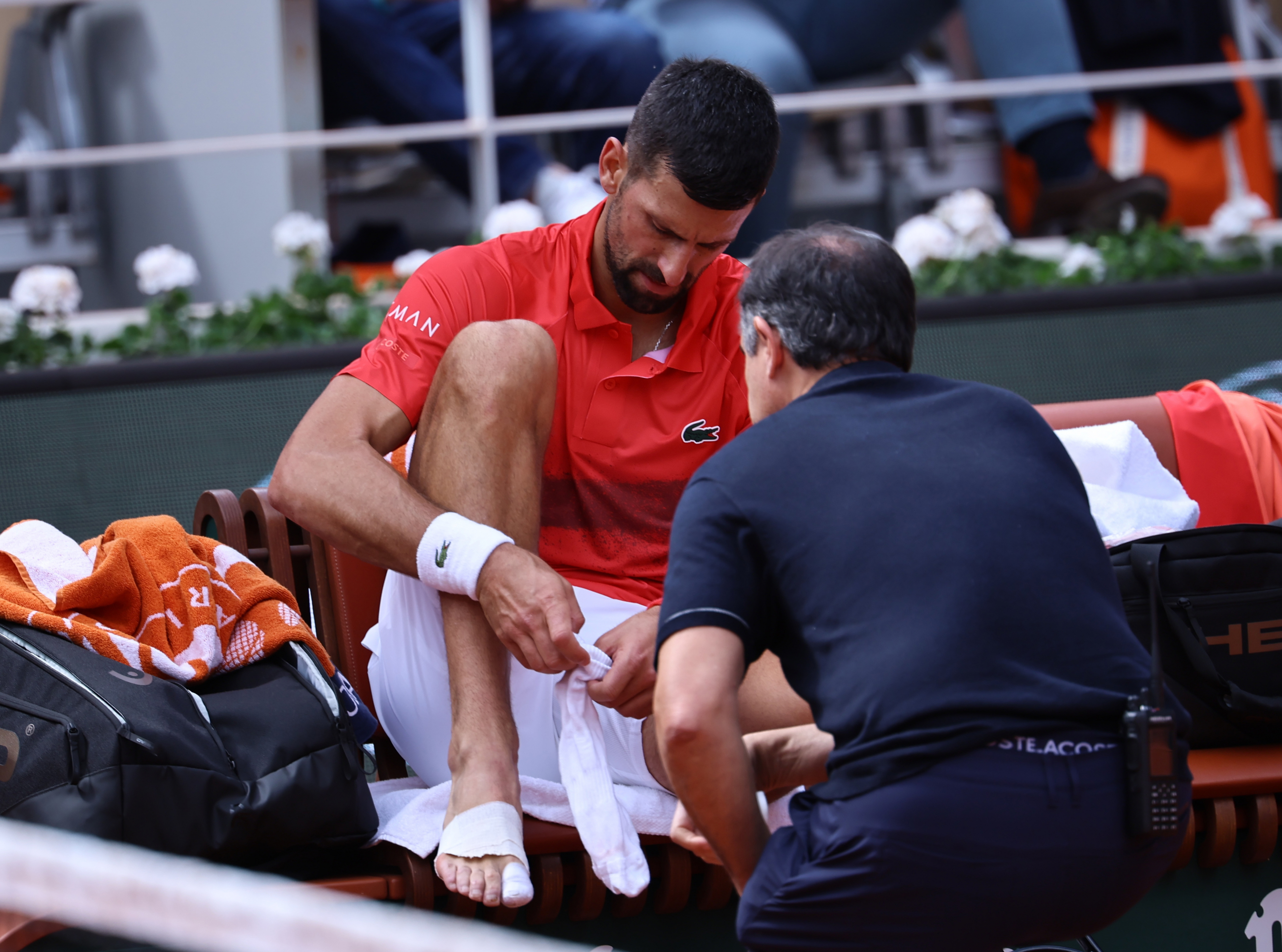 Djokovic siendo tratado por sus ampollas en el pie.