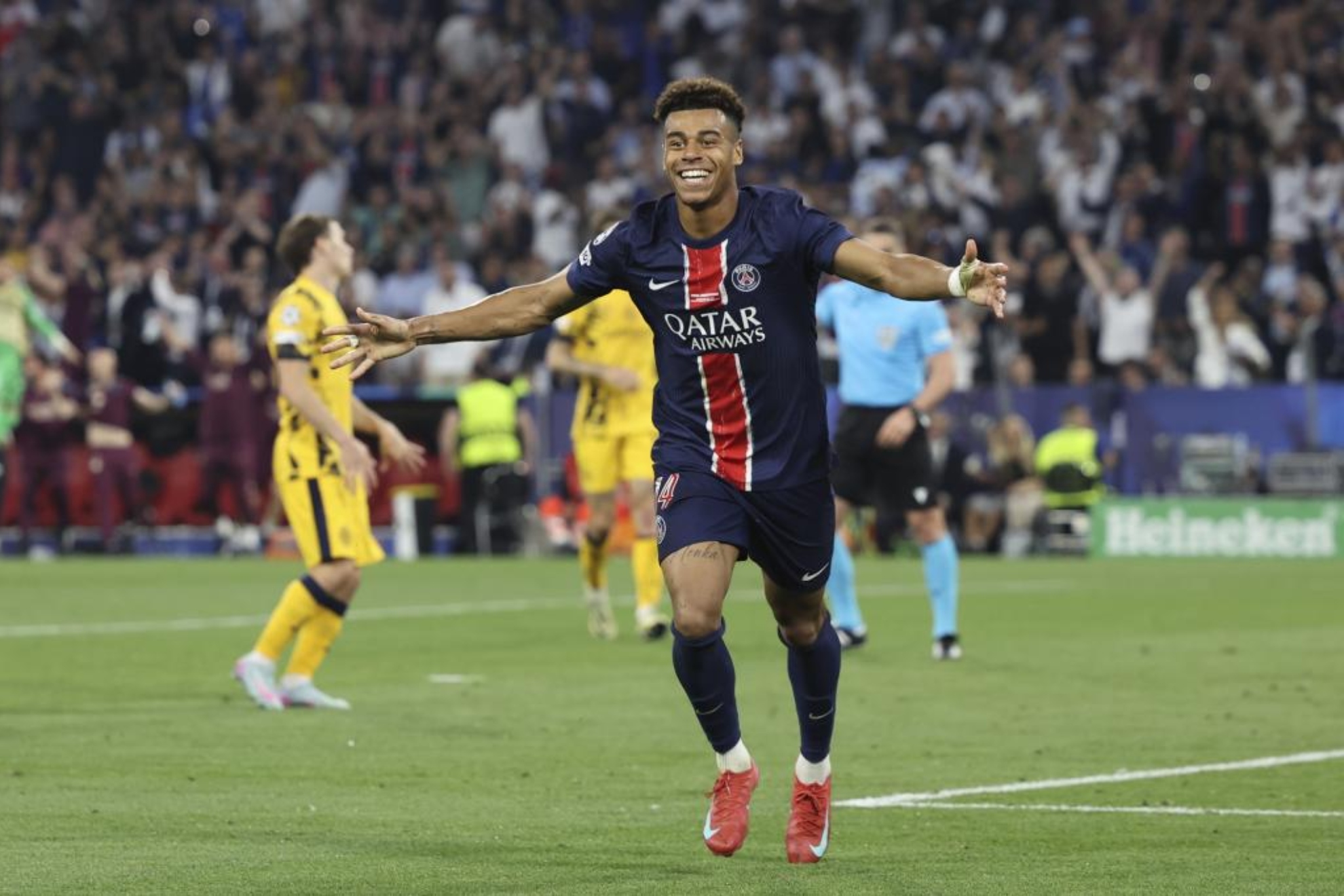 Désiré Doué celebra tras marcar el tercer gol durante la final de Champions.