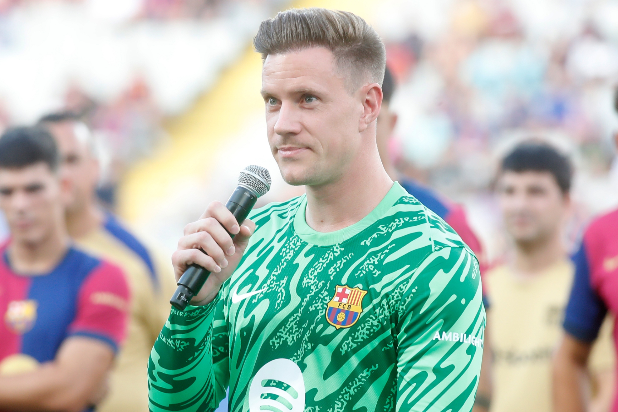Ter Stegen dirigiéndose a la afición como capitán del equipo.