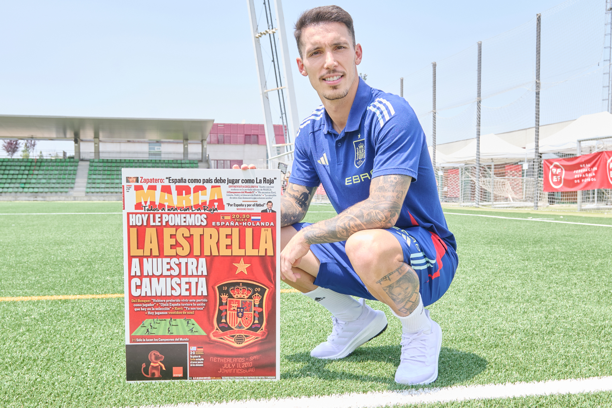Grimaldo, con la portada de la previa de la final del Mundial de Sudáfrica.
