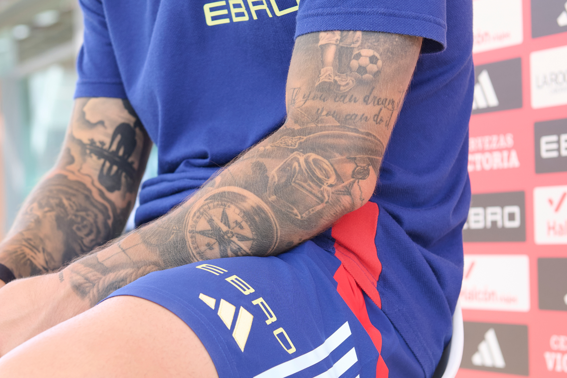 Detalle de los tatuajes de Grimaldo.