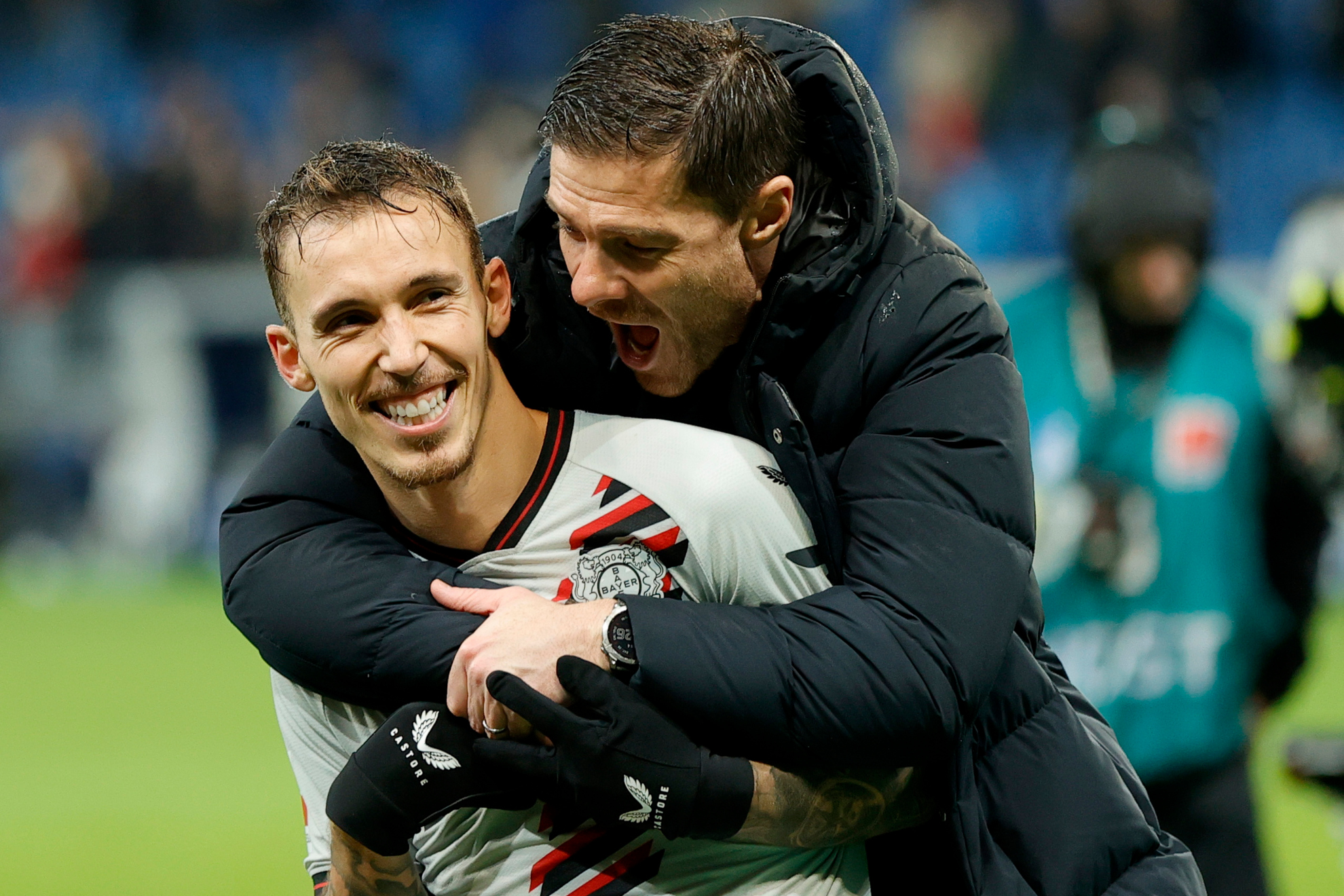 Grimaldo y Xabi Alonso,  en el Leverkusen.