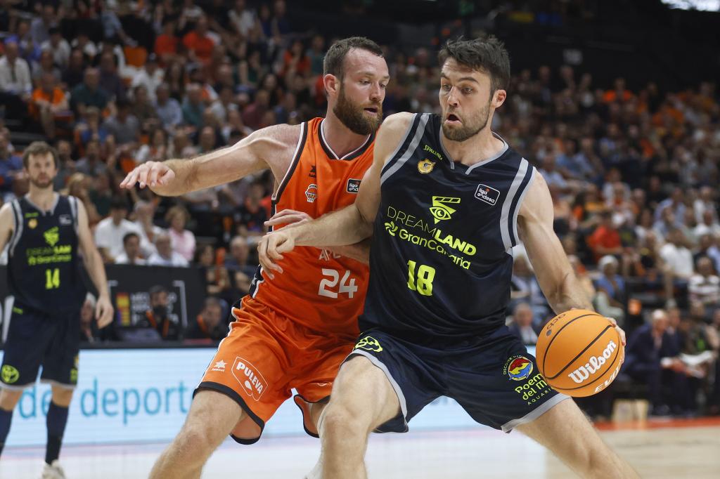 Matt Costello DeFiende a Mike Tobey.