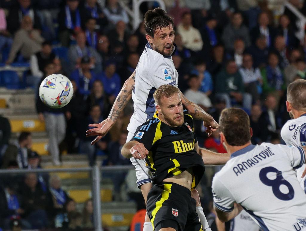 Acerbi en acción contra Ivan Smolcic, jugador del Como 1907.