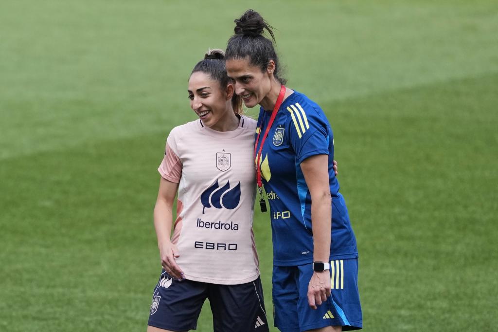 Olga Carmona y Montse Tomé conversan durante el entrenamiento en el RCDE Stadium