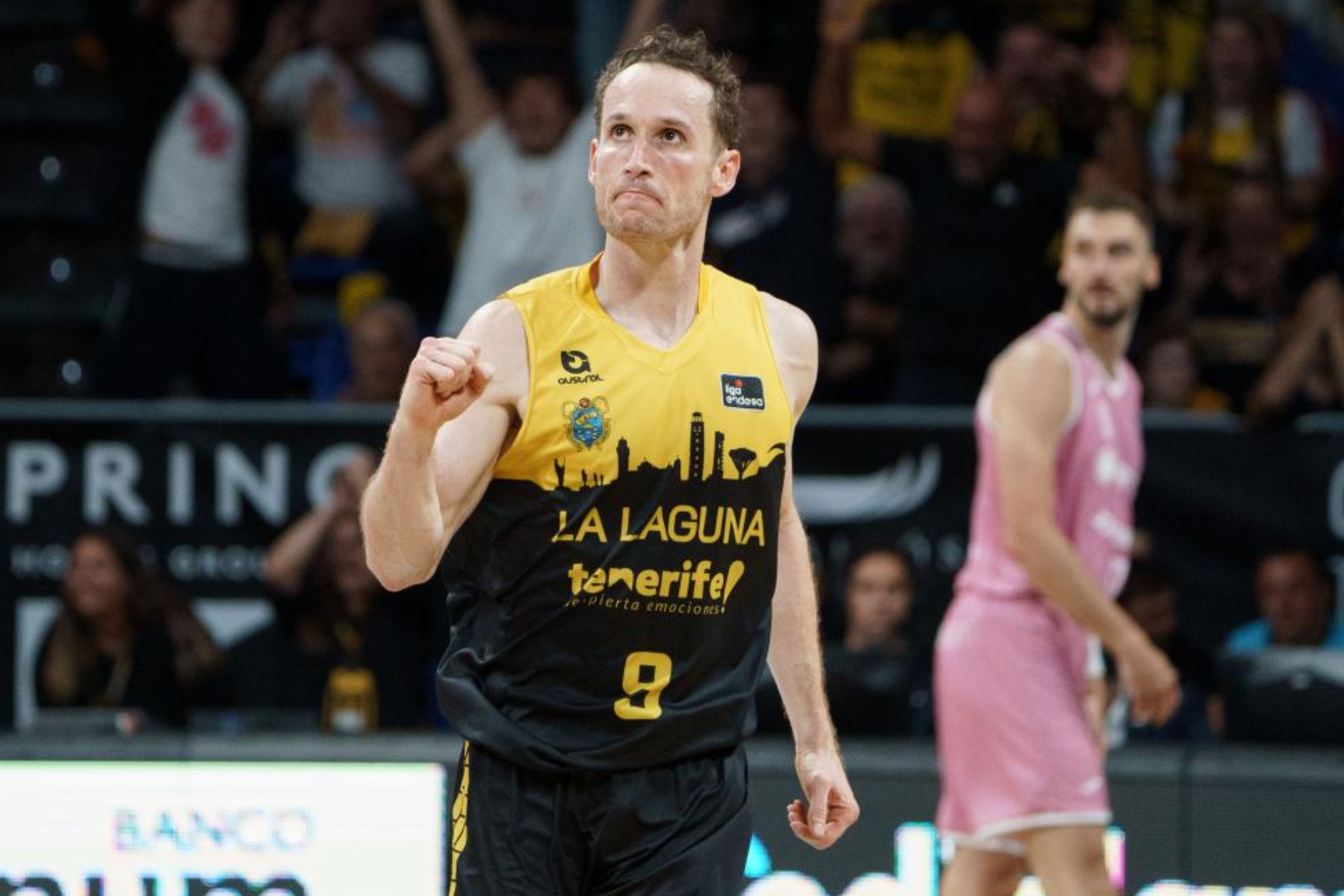 Marcelinho Huertas célèbre un triple lors du match contre Joventut.