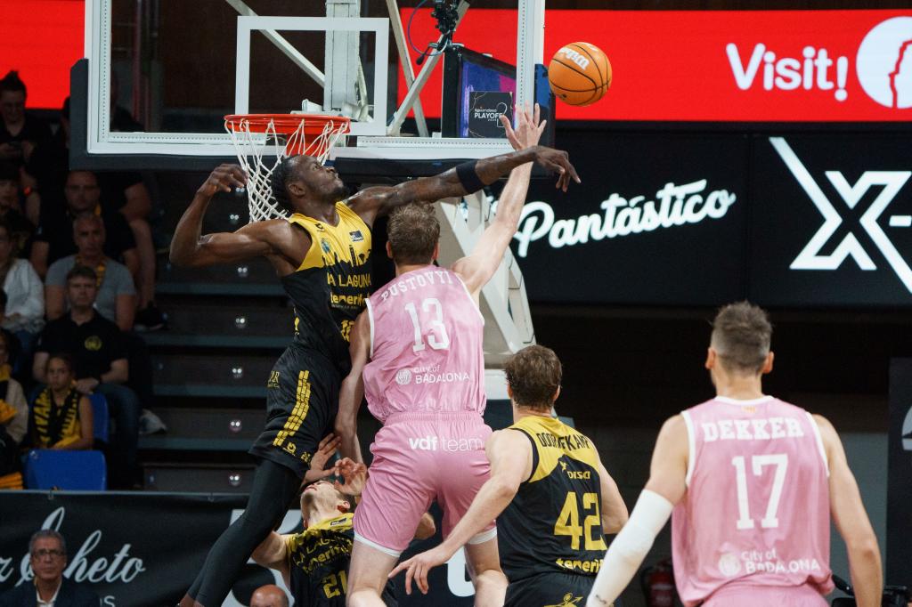 Ibou badji ante artem Pustovyi.