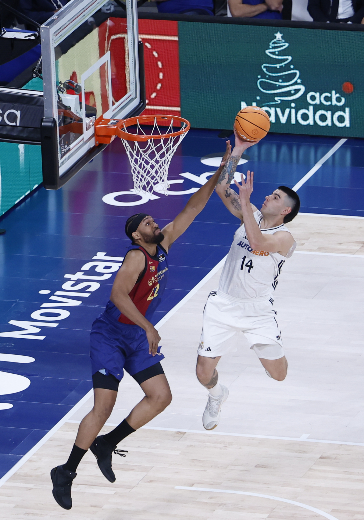 Gabriel Deck fait une entrée de panier à Jabari Parker.