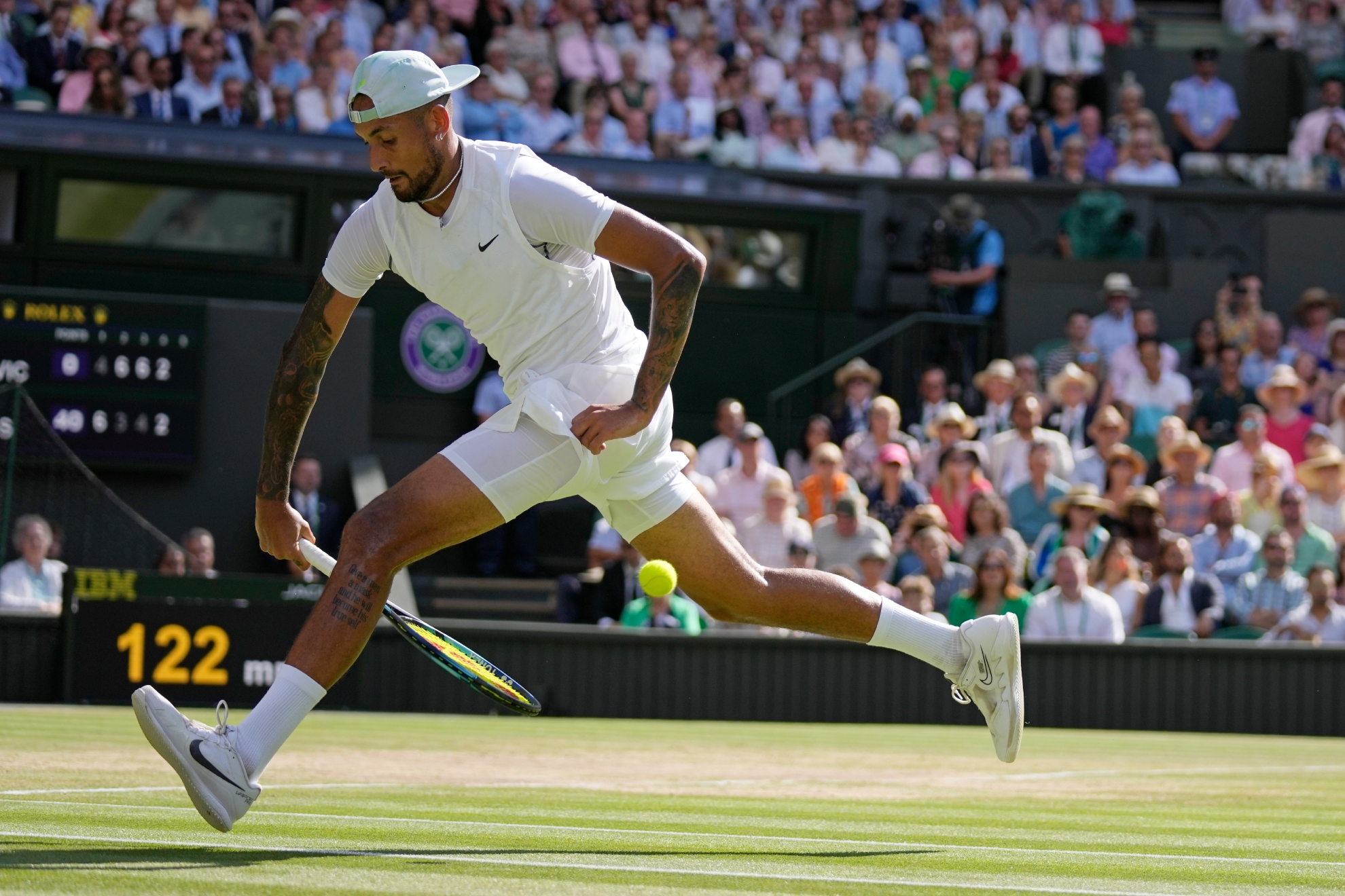 Kyrgios realiza un entrepiernas en Wimbledon.
