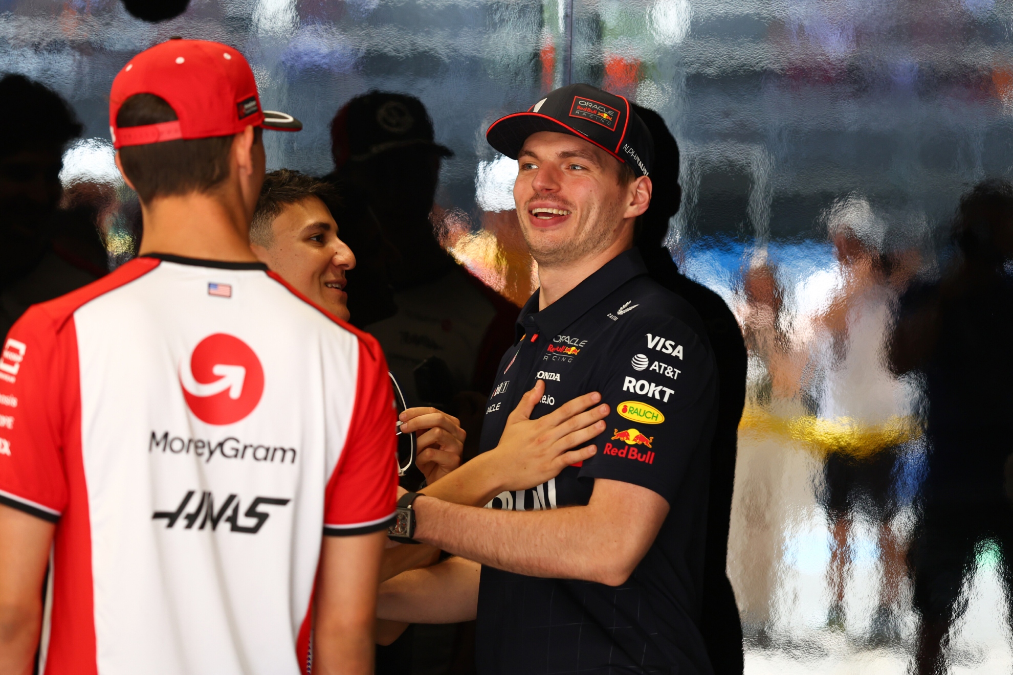 Max Verstappen, tras la carrera, con Hadjar.