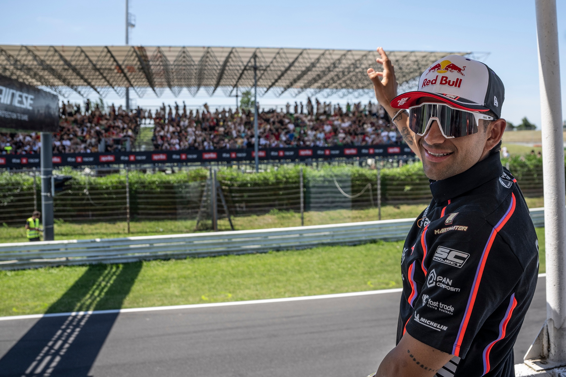 Jorge Martín, señalando a la tribuna en Misano.