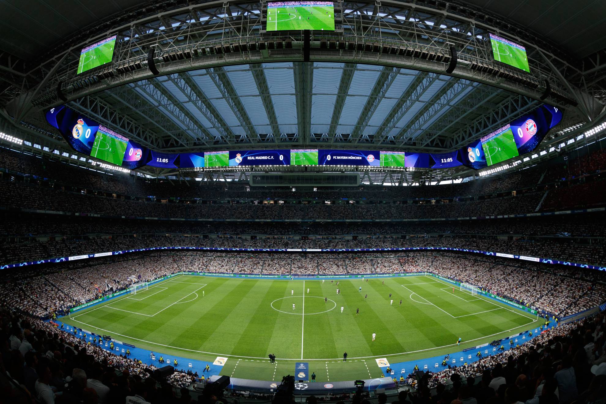 Panorámica del Bernabéu durante un partido de Champions.