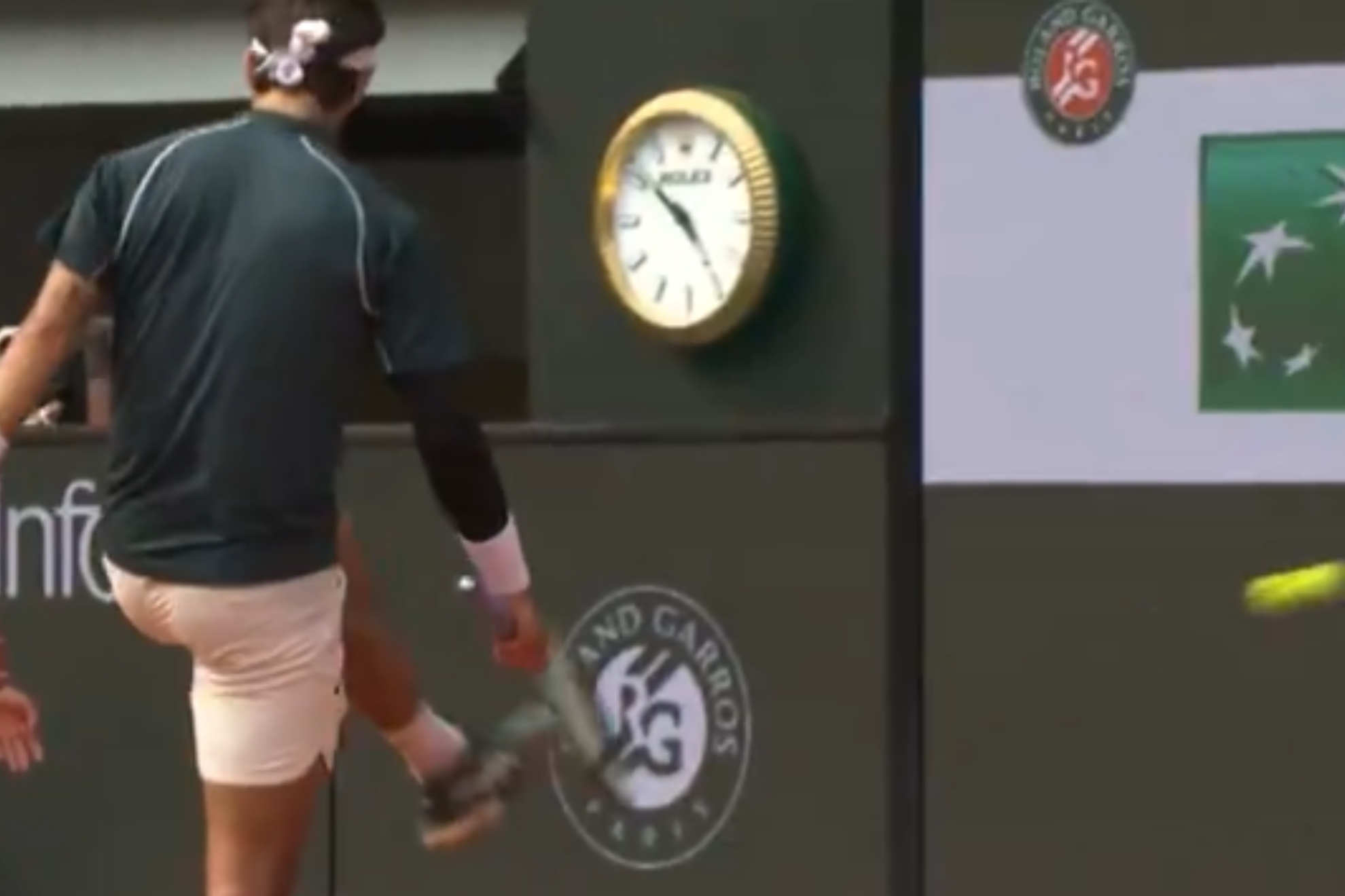 Musetti chuta la pelota, que impacta a la juez de línea.